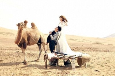 ​何润东婚纱照曝光，戈壁风沙中的唯美！