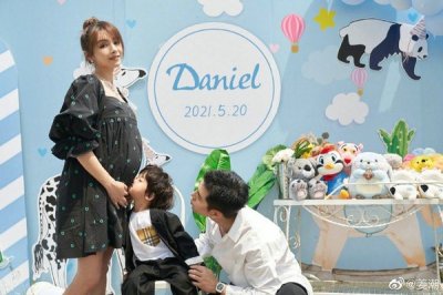 ​喜讯！姜潮晒全家福宣布老婆怀二胎 麦迪娜挺孕肚出镜