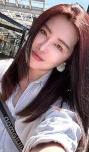 ​57岁王祖贤晒自拍照贺端午，皮肤白皙头发浓密，浓密一字眉好抢眼