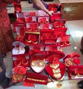 ​广东现土豪婚礼：新娘脖子挂满金手镯，新郎穿皇帝装