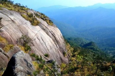 ​伯公是客家人的保护神，客家人对伯公虔诚敬奉是一种普遍风俗