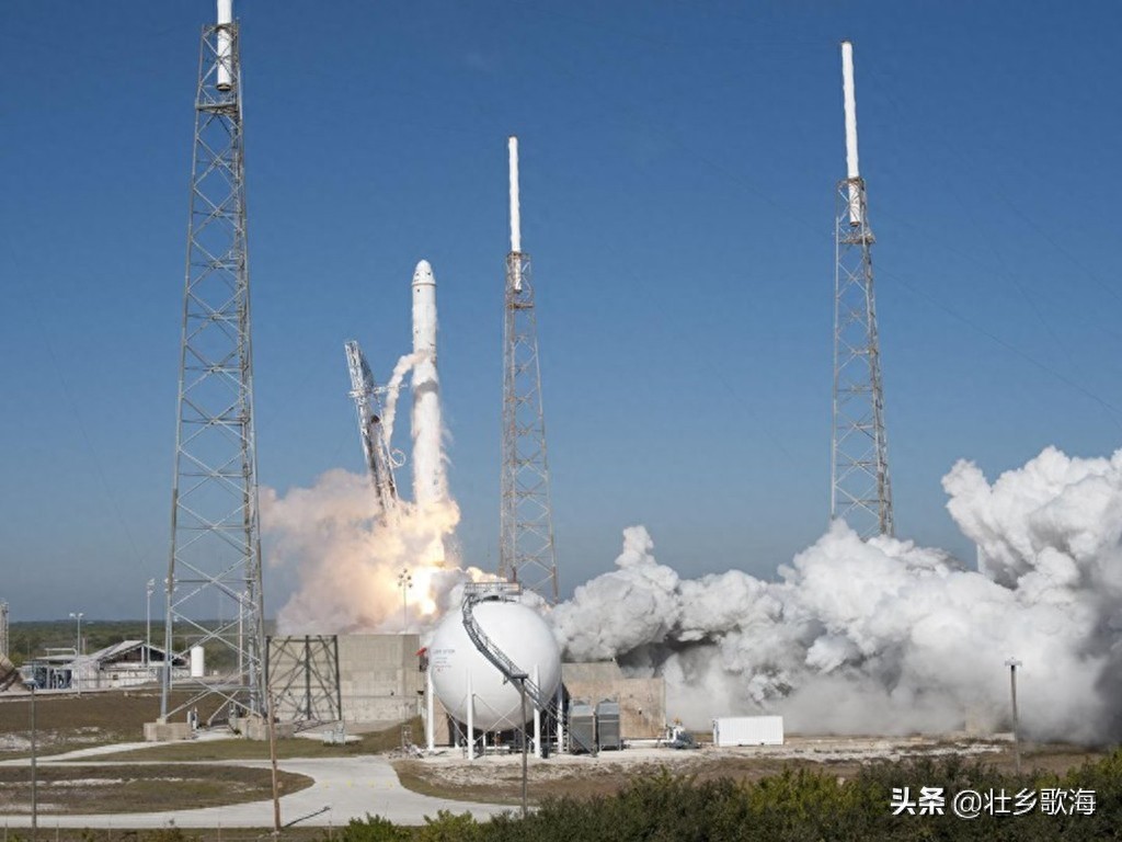 龙飞船(Dragon):世界上第一艘由私人公司研发的航天飞船