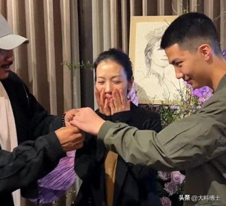 ​胡军为爱人庆生，52岁妻子貌美如花，康康为妈妈戴项链，女儿送花