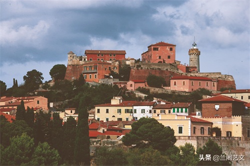 拿破仑——欧洲史上最伟大的军事统帅之一，不可一世的霸主