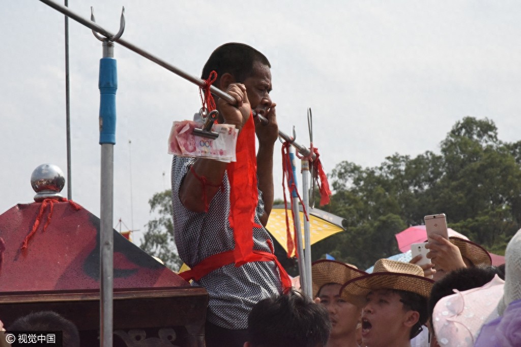 惊悚!海南定安军坡节上演“穿杖”表演,现场人山人海