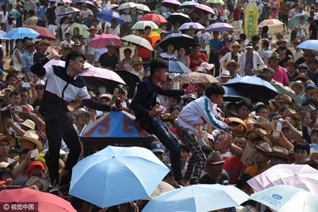 惊悚!海南定安军坡节上演“穿杖”表演,现场人山人海
