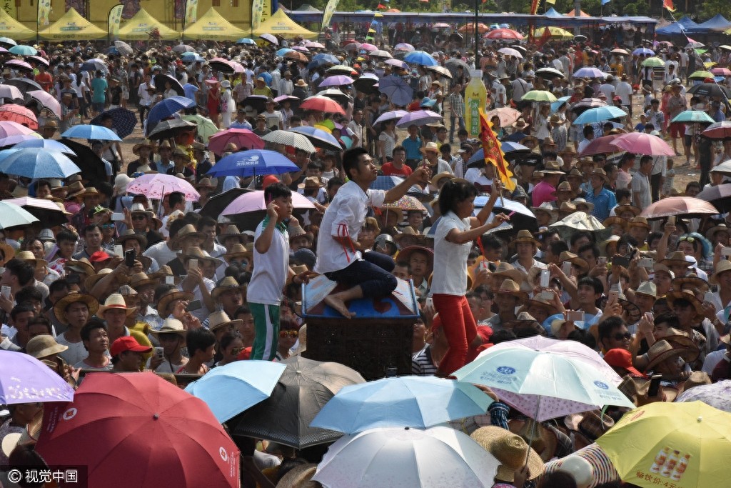 惊悚!海南定安军坡节上演“穿杖”表演,现场人山人海
