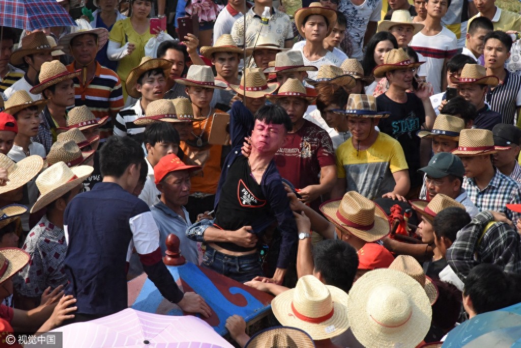 惊悚!海南定安军坡节上演“穿杖”表演,现场人山人海