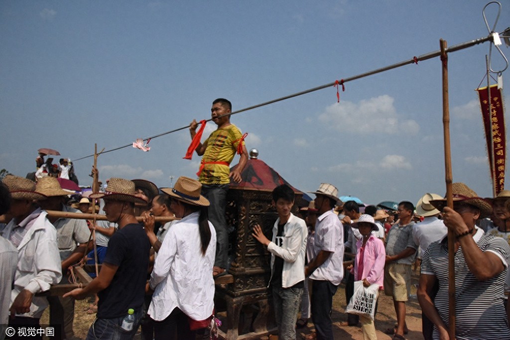 惊悚!海南定安军坡节上演“穿杖”表演,现场人山人海