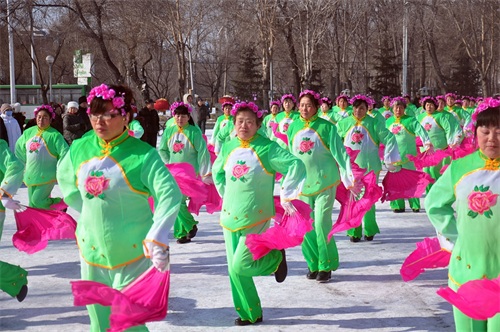 世人笑我太疯癫,我笑他人看不穿,欢天喜地的东北大秧歌!