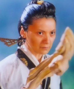 ​阎青妤的脸和脖子不在一个年龄段！打扮精致时髦，只是红颜已老去