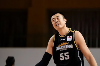 ​拒绝千万合同留守，为球队奋战15赛季，如今韩德君能拿多少薪资？