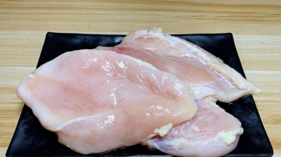 ​如何分辨鸡肉是否打了激素？和健康的鸡肉差很多，一招教你看破