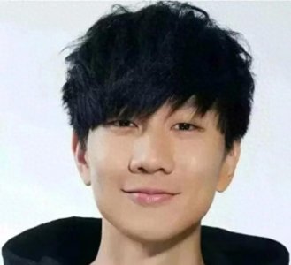 ​林俊杰是一位华裔男歌手。