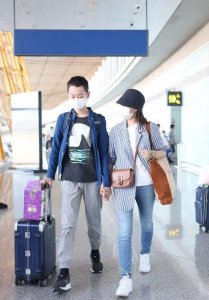 ​海清儿子罕见现身机场！14岁身高超过妈妈，完美遗传了爸妈的优点