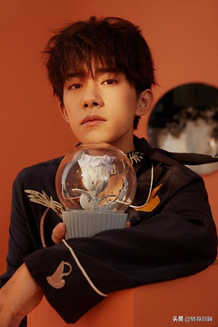 易烊千玺写真温柔治愈 与花朵玩偶相伴