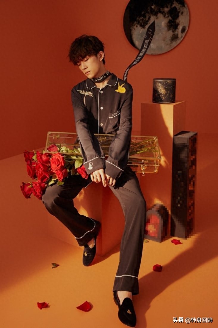 易烊千玺写真温柔治愈 与花朵玩偶相伴