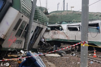 ​实拍：意大利火车脱轨，车厢严重变形，造成多人死亡