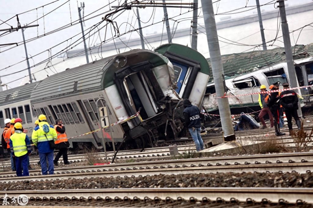 实拍：意大利火车脱轨，车厢严重变形，造成多人死亡
