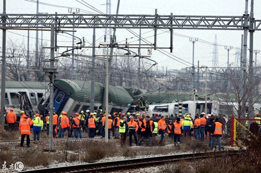 实拍：意大利火车脱轨，车厢严重变形，造成多人死亡