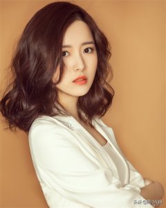 ​冯丽丽，影视女演员，被誉为“气质女神”