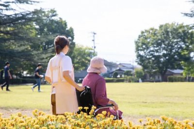 ​养老院护工薪酬大涨，但依然招不到中年人