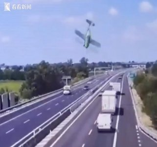 ​意大利一飞机俯冲坠入高速 车辆被迫冲“火墙”