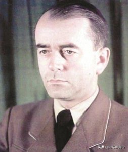 ​纳粹德国军备部长施佩尔，战争后期顶着盟军轰炸将军火产量翻一倍