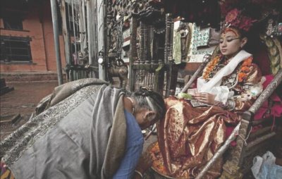 ​尼泊尔“女神”退位后，靠国家补助为生，没人愿意娶还遭人嫌弃