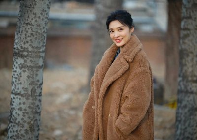 ​周涛儿女大片曝光，女儿妈妈脸谱技能高，儿子卫衣潮范十足