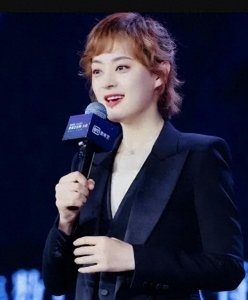 ​41岁孙俪终于选对发型！比20岁时更美，微卷短发太减龄像换了个人