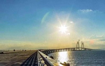 ​港珠澳 大桥堵车了：昔日质疑成笑‌谈，1200亿投资彰显价值