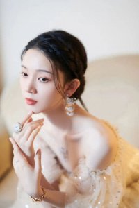 ​璀璨瞬间，陈瑶如何用金色礼服征服时尚界？