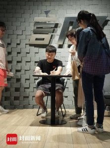 ​“网红”漫画家左手韩如何炼成？从周星驰电影获得艺术灵感