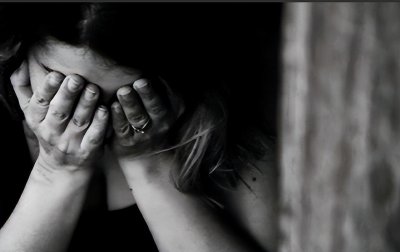 ​无良儿子深夜强行侵犯母亲，父亲在旁劝阻无效，雇好友将儿子杀害