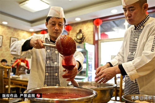 它是真正的东北名菜，菜名都饱含霸气