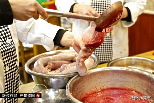它是真正的东北名菜，菜名都饱含霸气