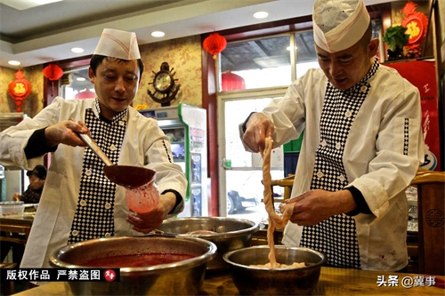 它是真正的东北名菜，菜名都饱含霸气