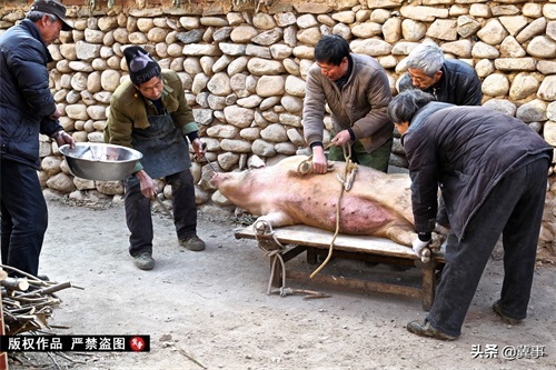 它是真正的东北名菜，菜名都饱含霸气