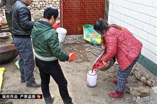 它是真正的东北名菜，菜名都饱含霸气