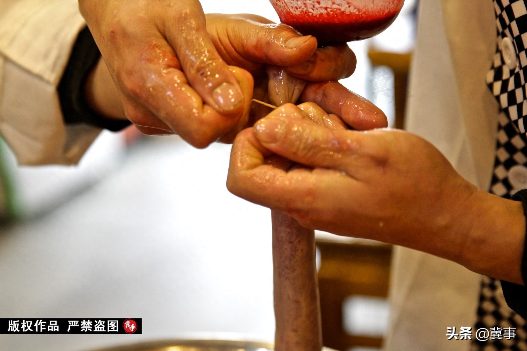 它是真正的东北名菜，菜名都饱含霸气