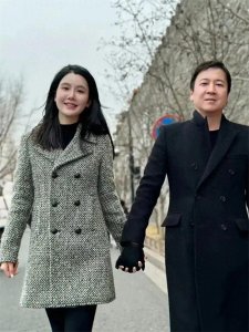 ​赖文峰罕见露面，情人节与妻子铃儿撒狗粮，秀恩爱牵手照片！