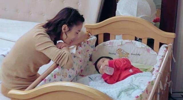 演戏被嘲“海娃死了”,带娃形同陌生人,阔太黄圣依究竟还会啥?