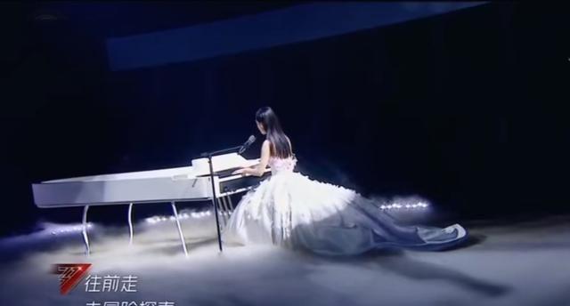 演戏被嘲“海娃死了”,带娃形同陌生人,阔太黄圣依究竟还会啥?