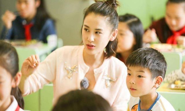 演戏被嘲“海娃死了”,带娃形同陌生人,阔太黄圣依究竟还会啥?