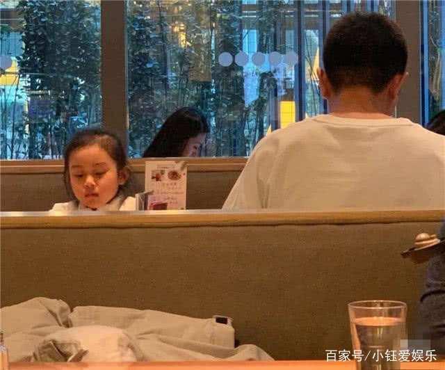 知情人透露贾乃亮李小璐已签字离婚，因有代言在身，暂时难以公开