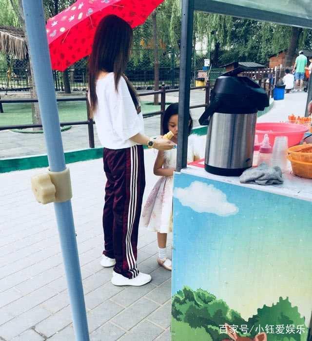 知情人透露贾乃亮李小璐已签字离婚，因有代言在身，暂时难以公开