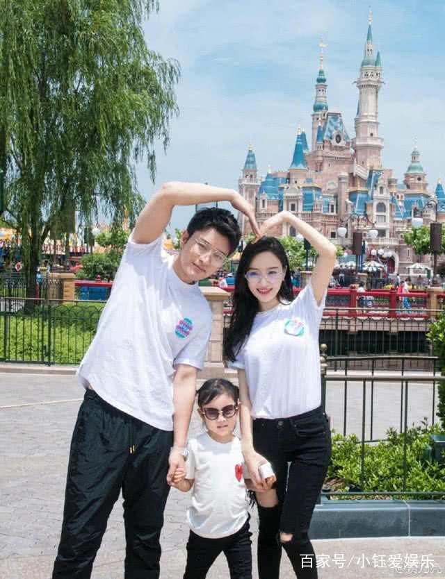 知情人透露贾乃亮李小璐已签字离婚，因有代言在身，暂时难以公开