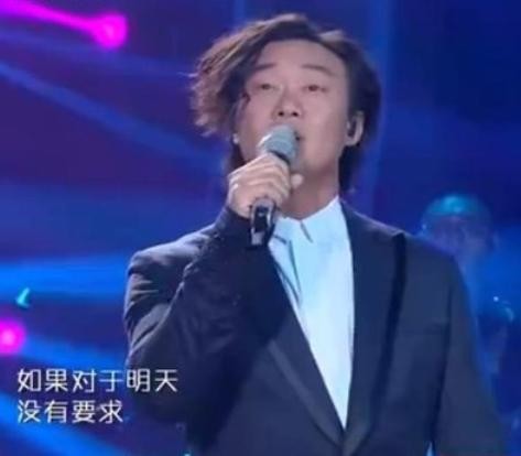 陈奕迅因意外睾丸受伤（陈奕迅曾当众脱裤子露臀）