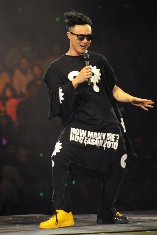 陈奕迅因意外睾丸受伤（陈奕迅曾当众脱裤子露臀）